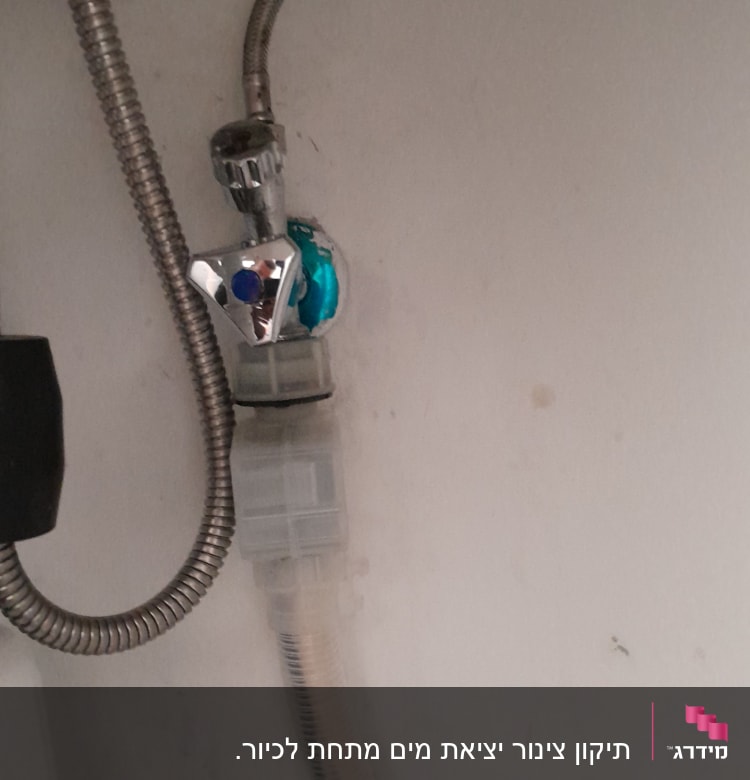 צינור מתכת עם ברז וכבל פלסטיק